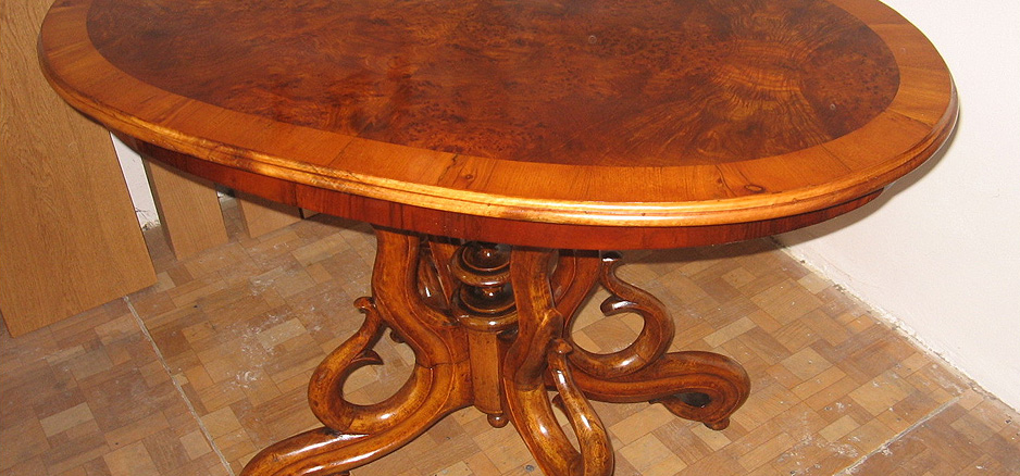 Starožitný oválný stolek