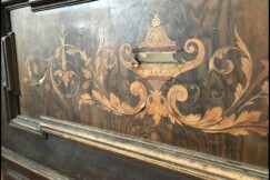 02-postel-historismus-intarzovana-pred-restaurovanim