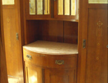 03-kredenc-ruzova-dyha-intarzie-mramor-pred-opravou