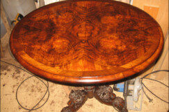 11-rezbovany-konferencni-stolek