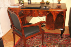 11-vybaveni-pracovny-psaci-stul-knihovna