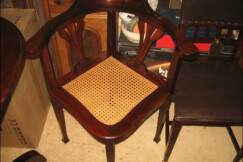 12-orechove-kreslo-s-vypletem-po-restaurovani