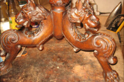 12-rezbovany-konferencni-stolek