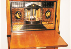 13-Biedermeierovy-sekretar-s-tajnymi-schrankami