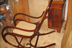 13-Thonet-houpaci-kreslo-damske