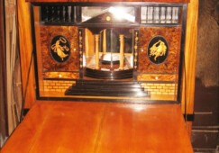 14-Biedermeierovy-sekretar-s-tajnymi-schrankami