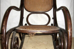 14-Thonet-houpaci-kreslo-nalezovy-stav