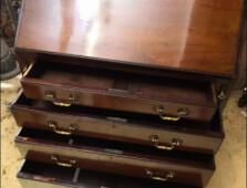 15-komoda-se-sekretarem