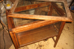 15-servirovaci-stolek-s-vitrinou-tacem