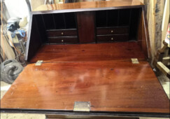 16-komoda-se-sekretarem