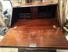 16-komoda-se-sekretarem