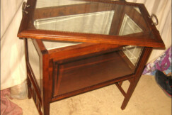 16-servirovaci-stolek-s-vitrinou-tacem