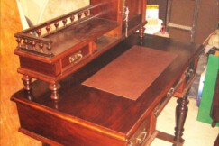 19-historizujici-psaci-stul-s-nastavbou-balustradou