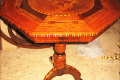 21-osmiboky-vykladany-stolek