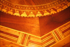 22-osmiboky-vykladany-stolek