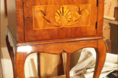 25-vykladany-nocni-stolek-okolo-1850