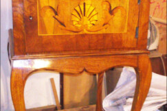 26-vykladany-nocni-stolek-okolo-1850