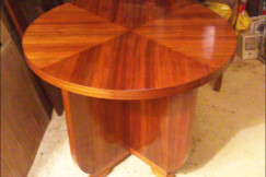 27-kulaty-konferencni-orechovy-stolek