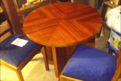 28-kulaty-konferencni-orechovy-stolek