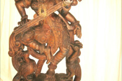 03-indicka-bohyne-Sarasfati-polychromovana-teakova-socha-po-vycisteni-a-konzervovani