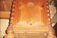 03-psaci-stul-do-pracovny-s-tordovanymi-sloupky-prubeh-oprav