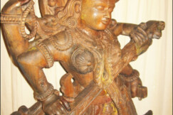 04-indicka-bohyne-Sarasfati-polychromovana-teakova-socha-po-vycisteni-a-konzervovani