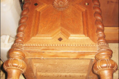 04-psaci-stul-do-pracovny-s-tordovanymi-sloupky-prubeh-oprav