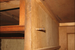 05-psaci-stul-do-pracovny-s-tordovanymi-sloupky-predo-opravou