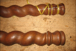 063-psaci-stul-do-pracovny-s-tordovanymi-sloupky-prubeh-oprav