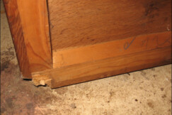 07-psaci-stul-do-pracovny-s-tordovanymi-sloupky-prubeh-oprav