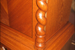 16-knihovna-vitrina-s-tordovanymi-sloupy-postup-oprav