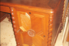 18-psaci-stul-do-pracovny-s-tordovanymi-sloupky-po-oprave