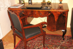 pracovna-orech-stul-kreslo-knihovna-1