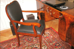 pracovna-orech-stul-kreslo-knihovna-2