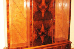 pracovna-orech-stul-kreslo-knihovna-3