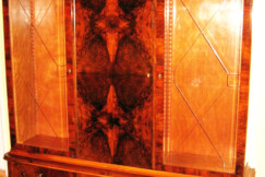 pracovna-orech-stul-kreslo-knihovna-4